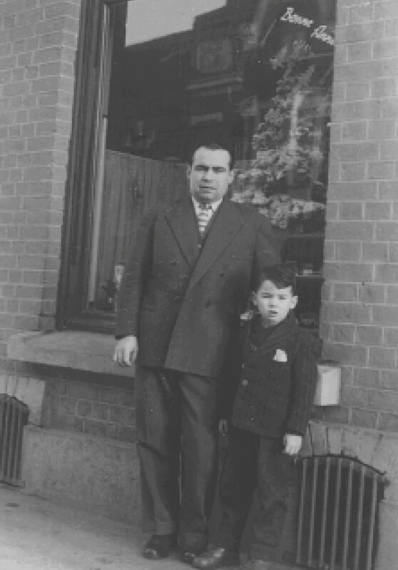 Photo du père et grand-père de la créatrice devant la première bijouterie en 1954, créateur bijoux lillois.
